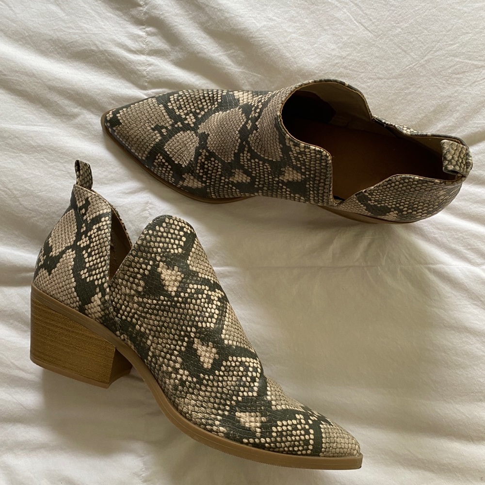 Universal Thread snake skin bootie